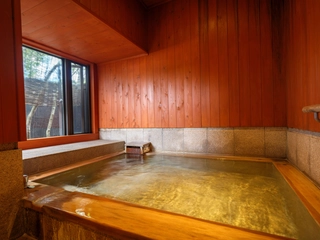 離れ「秋水・梅杏（しゅうすい・ばいきょう）」客室風呂